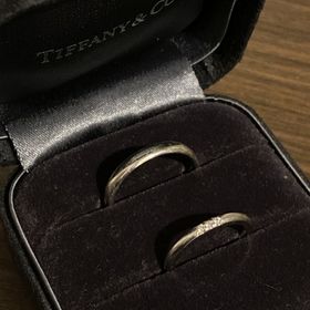 【ティファニー(Tiffany & Co.)の口コミ】 仕事の時にも着けていられるようなシンプルな物を探していました。やっぱ…