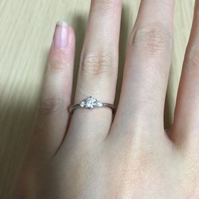 【銀座ダイヤモンドシライシの口コミ】 婚約指輪なので、デザインがあってシンプルすぎず、ダイヤモンドが大きめ…