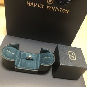 【ハリー・ウィンストン(Harry Winston)の口コミ】 立て爪のシンプルなデザインで、ダイヤの輝きが1番綺麗でしたので決めまし…