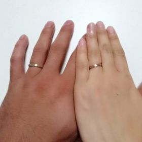 【Tomo me(トモミ)の口コミ】 色々なショップを探して、まわった結果こちらの指輪をデザインと値段で決…