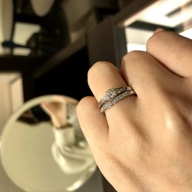 【俄(にわか)の口コミ】 女性らしい曲線の指輪が多く、指を綺麗に見せてくれる指輪でした。婚約指…