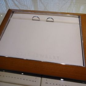 【STAR JEWELRY(スタージュエリー)の口コミ】 婚約指輪を購入し、大変良かったので、また同じスタージュエリーさんにお…