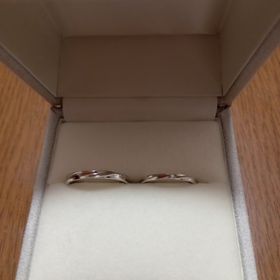 【Toi-lueur(トワル)の口コミ】 指輪の中央に斜めに斜線が入っており、光がキレイに反射します。どんな指…