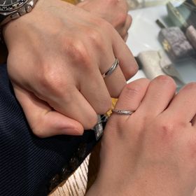 【アネリディギンザ(ANELLI DI GINZA)の口コミ】 指輪のデザインは、男女ペアで斜めのラインがきれいで、お揃い感があり一…