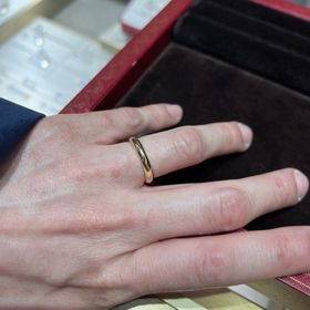 【カルティエ(Cartier)の口コミ】 結婚指輪はゴールドを付けたいなと何となく思い、カルティエのシンプルな…