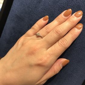 【4℃ BRIDAL(ヨンドシーブライダル)の口コミ】 真ん中に大きなダイヤが付いていて、両脇にも小さなダイヤが付けられてい…