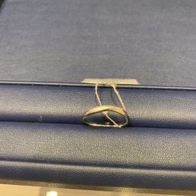 【銀座ダイヤモンドシライシの口コミ】 ウェーブタイプの指輪でシンプルなものを希望しており、この指輪が1番指に…