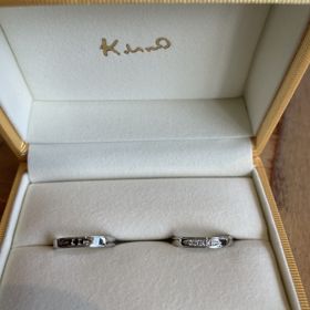 【ケイウノ ブライダル(K.UNO BRIDAL)の口コミ】 男性のブラックダイヤに合わせたデザインで、女性もダイヤを複数で、煌び…