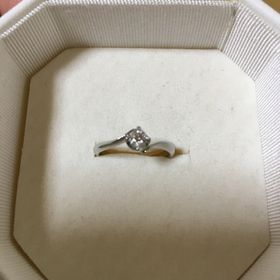 【4℃ BRIDAL(ヨンドシーブライダル)の口コミ】 右も左も分からずお店に入るのも緊張しながらだった指輪の購入。定員さん…