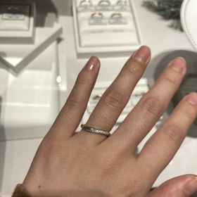 【銀座ダイヤモンドシライシの口コミ】 シンプルなデザインですが、カーブ上にダイヤモンドが入っていて、上品な…