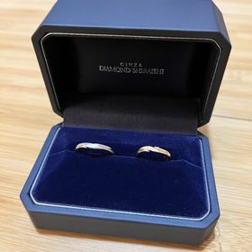 【銀座ダイヤモンドシライシの口コミ】 この指輪にした1番の決め手は、デザインです。
元々、ダイヤモンドが付い…
