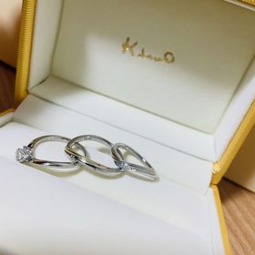 【ケイウノ ブライダル(K.UNO BRIDAL)の口コミ】 婚約指輪と結婚指輪をセットでつけた時の一体感で決めました。
青色のスト…