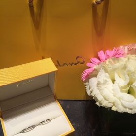 【ケイウノ ブライダル(K.UNO BRIDAL)の口コミ】 婚約指輪と一緒に付けられるものを探していてやっぱりケイウノで揃えよう…