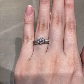 【アイプリモ(I-PRIMO)の口コミ】 婚約指輪のラインナップの中では、取り巻きリングはボリュームがあって良…
