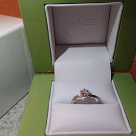 【LAPAGE(ラパージュ)の口コミ】 リングにねじりが入っていて、メインのダイヤモンドの両サイドに小さなダ…
