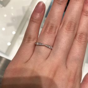 【ティファニー(Tiffany & Co.)の口コミ】 ハーフエタニティリングを探していましたが、中央が絞られたリボンのよう…