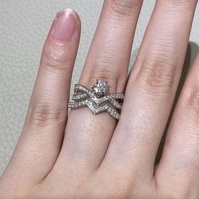 【ショーメ(CHAUMET)の口コミ】 他ではあまり見られないデザインです。
婚約指輪と結婚指輪をそれぞれ着け…