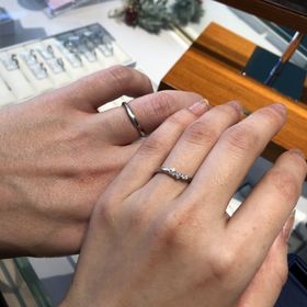 【銀座ダイヤモンドシライシの口コミ】 婚約指輪がなかったため、ダイヤの存在感が大きい指輪を探していました。…