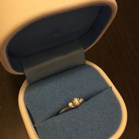 【銀座ダイヤモンドシライシの口コミ】 一番の決め手は、恋人が似合うものを選んでくれたからです。 指が太めのた…