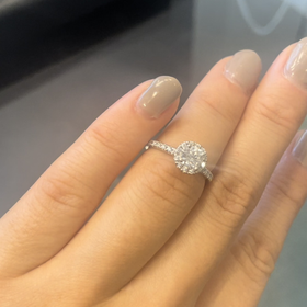 【Kensington Diamonds(ケンジントンダイヤモンズ)】の口コミ ヘイローデザインが売れ筋のようです。
照明の力もあると思いますが、動画...