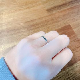 【ラザール ダイヤモンド(LAZARE DIAMOND)の口コミ】 シンプルなデザインにみえますが、中央にはにこだわりぬいたダイヤモンド…