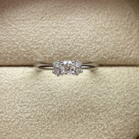 【COLANY(コラニー)の口コミ】 センターダイヤモンドの横に可愛いリボンのダイヤが4個着いていて、華やか…