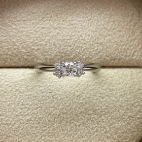 【COLANY(コラニー)】の口コミ センターダイヤモンドの横に可愛いリボンのダイヤが4個着いていて、華やか...