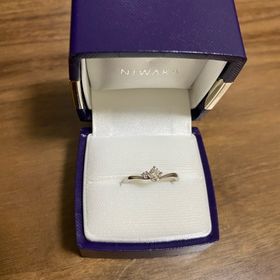 【俄(にわか)の口コミ】 v字ラインになっている指輪で、ダイヤモンドが、真ん中に一つメインのもの…