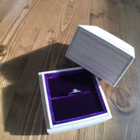 【鶴(mikoto)の口コミ】 彼からプロポーズを受け指にはめてくれた婚約指輪は、シンプルなデザイン…