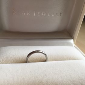 【STAR JEWELRY(スタージュエリー)の口コミ】 プラチナでシンプルなタイプの指輪を探していたのでこちらを見つけて即決…