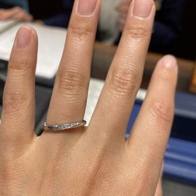 【銀座ダイヤモンドシライシの口コミ】 素材はプラチナです。ダイヤモンドが斜めに入っているのがゴージャスで、…