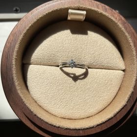 【COLANY(コラニー)の口コミ】 ガーベラが花の中で1番好きな花だった事。指輪のデザインはシンプルですが…