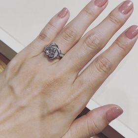 【ブシュロン(BOUCHERON)の口コミ】 指の端が特に太めなナチュラルタイプなため、バランスよく見えるように少…