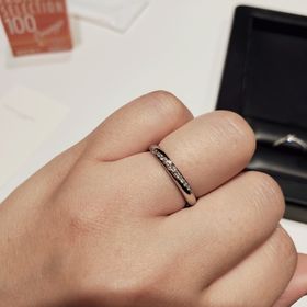 【ラザール ダイヤモンド(LAZARE DIAMOND)の口コミ】 ダイヤが斜めのラインで入っている指輪を希望していたため、ネットで調べ…