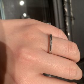 【エクセルコダイヤモンド(EXELCO DIAMOND)の口コミ】 ウェーブの指輪で探していましたが、エメラルドカットのダイヤモンドに惹…