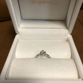 【Galopine & Galopin(ガロピーネガロパン)の口コミ】 指輪のデザインに惹かれました！
ダイヤモンドを引き立てるように回りがキ…