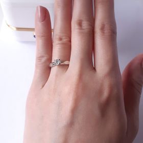 【ブシュロン(BOUCHERON)の口コミ】 シンプルで洗練されたデザインながらも、見る角度によって四角形や八角形…