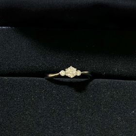 【4℃ BRIDAL(ヨンドシーブライダル)の口コミ】 石が3つ付いていて、リングがウェーブしているデザインが気に入って即決し…