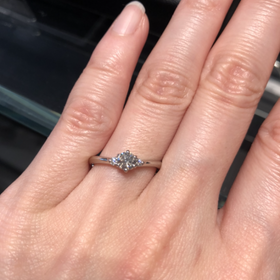 【エクセルコダイヤモンド(EXELCO DIAMOND)の口コミ】 それほど極端なV字でなく、上品で可愛らしい印象の指輪でした。両サイドに…