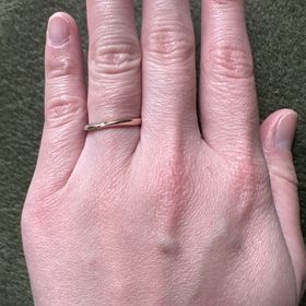 【TOMOE(トモエ)の口コミ】 ダイヤモンドが入っていないタイプの指輪を
探していたら出会いました！
…