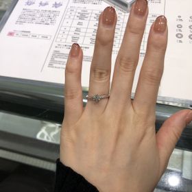 【宝寿堂(ほうじゅどう)の口コミ】 真ん中に大きなダイヤ、サイドにメレダイヤが3つずつのデザインの婚約指輪…