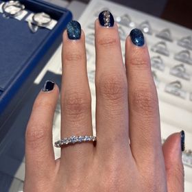 【銀座ダイヤモンドシライシの口コミ】 デザインが決め手でした。一粒ダイヤをおすすめされましたが、あまり気に…