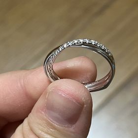 【AHKAH(アーカー)の口コミ】 ハートのデザインが個性的でかわいいと思いました。
ダイヤが沢山着いてい…