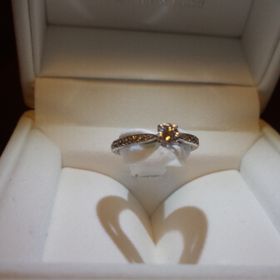 【STAR JEWELRY(スタージュエリー)の口コミ】 側面にブルーダイヤがはめ込まれていて、私自身が青色が好きだったことも…