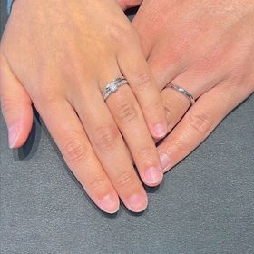 【エクセルコダイヤモンド(EXELCO DIAMOND)の口コミ】 シンプルで日常的に着けやすいデザインかつ、お互い仕事中指輪は着けられ…