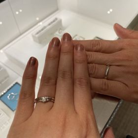 【ティファニー(Tiffany & Co.)の口コミ】 プラチナ950の中央にダイヤ3石のサンプルでキラリと光るかわいい指輪です…