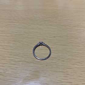 【ENUOVE(イノーヴェ)の口コミ】 ダイヤモンドが3つ付いていたことです。真ん中のダイヤモンドが大きく、両…