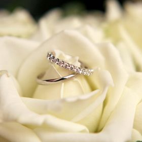 【Ponte Vecchio(ポンテヴェキオ)の口コミ】 ダイヤモンドがついている結婚指輪にしたいと以前から考えていました。
二…