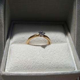 【ENUOVE(イノーヴェ)の口コミ】 リングのデザインとダイヤの質がとても気に入りました。スタッフの方が親…