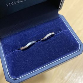 【銀座ダイヤモンドシライシの口コミ】 石のないシンプルな指輪を選ぶ予定で来店しました。

様々な指輪を試着さ…